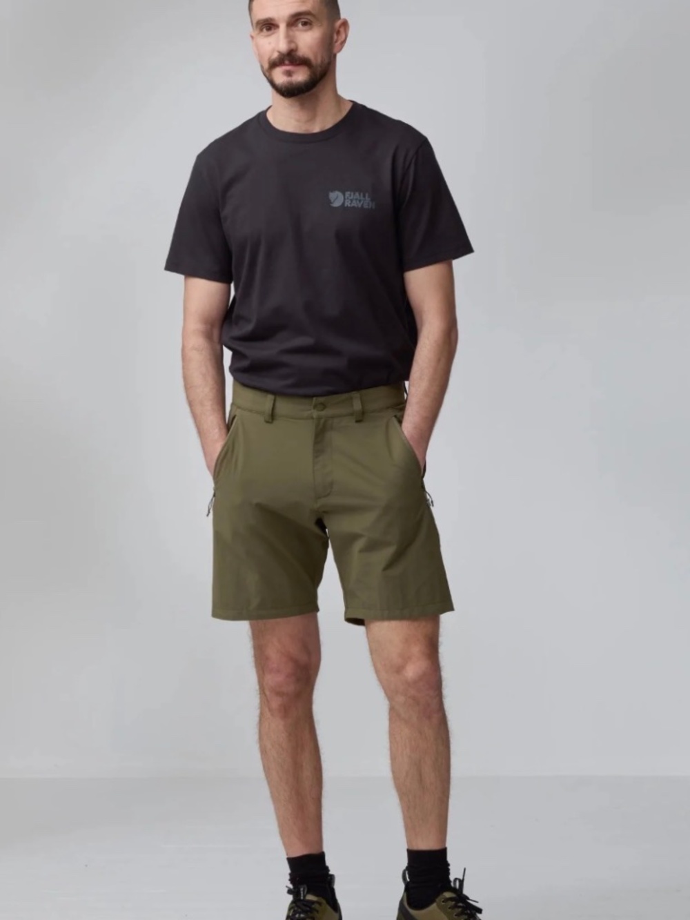 Under Armour performance shorts in olive green size 32 mens (219)